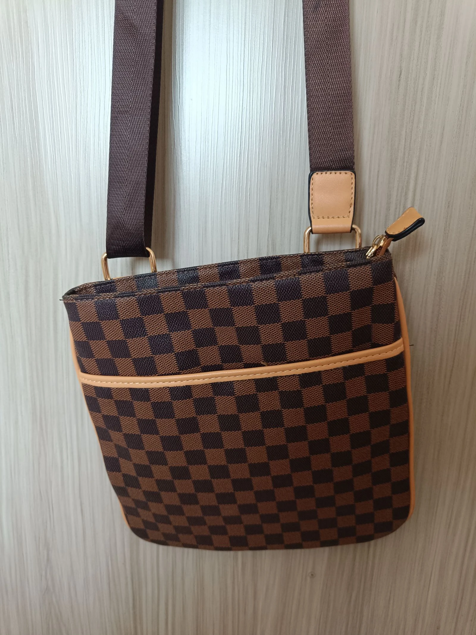 Bolso bandolera plana estampado cuadros tonos marrón y beige – photo 2